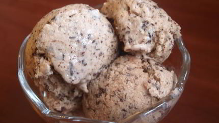 Мороженое из топленого молока с шоколадной крошкой