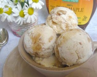 Мороженое с кленовым сиропом и грецкими орехами