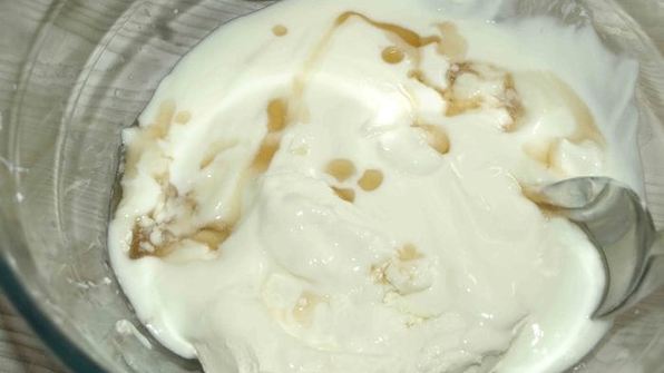 мороженое с кленовым сиропом и грецкими орехами