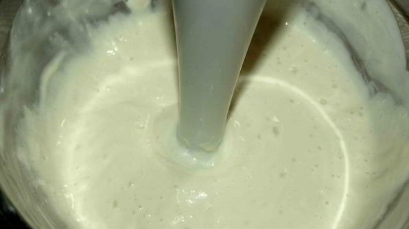 мороженое с кленовым сиропом и грецкими орехами