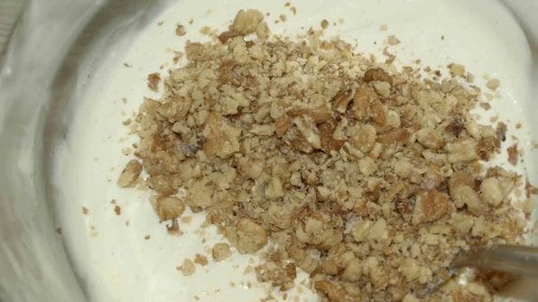 мороженое с кленовым сиропом и грецкими орехами