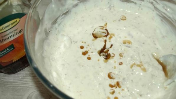 мороженое с кленовым сиропом и грецкими орехами