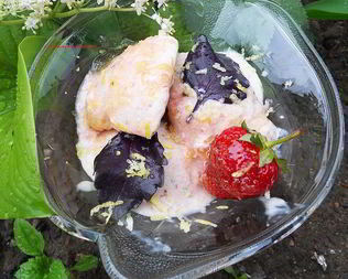 Мороженое с клубникой, базиликом и лимонной карамелью