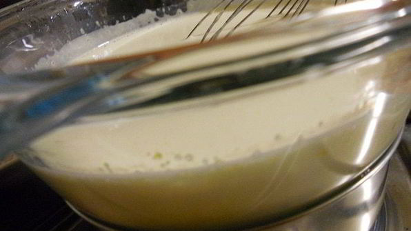 мороженое с клубникой, базиликом и лимонной карамелью