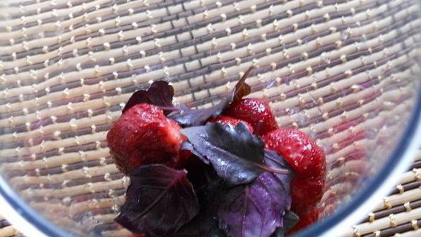 мороженое с клубникой, базиликом и лимонной карамелью