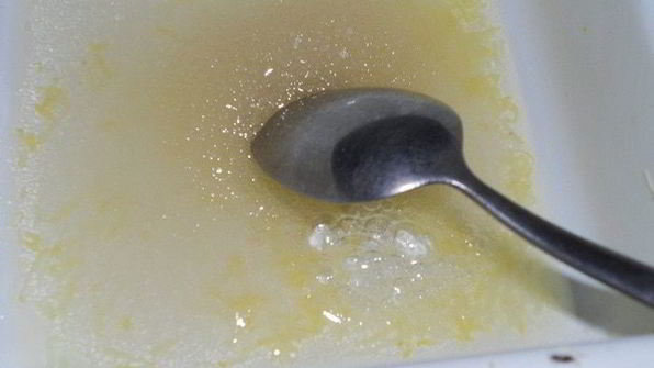 мороженое с клубникой, базиликом и лимонной карамелью