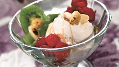 Мороженое с малиной и киви