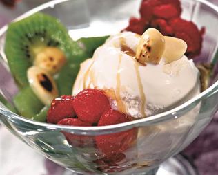 Мороженое с малиной и киви