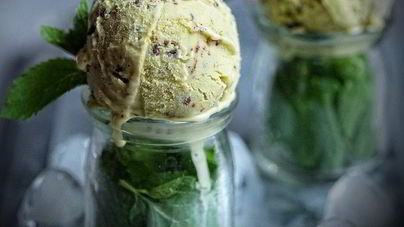 Мятное мороженое с темным шоколадом