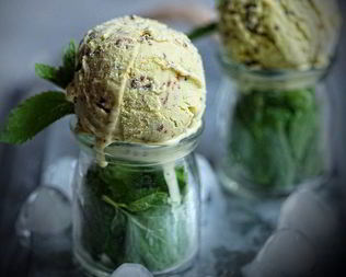 Мятное мороженое с темным шоколадом