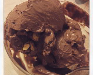 Шоколадно-ореховое мороженое