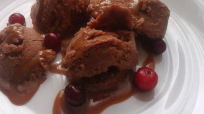 Шоколадное мороженое с карамельным соусом