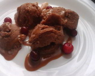 Шоколадное мороженое с карамельным соусом