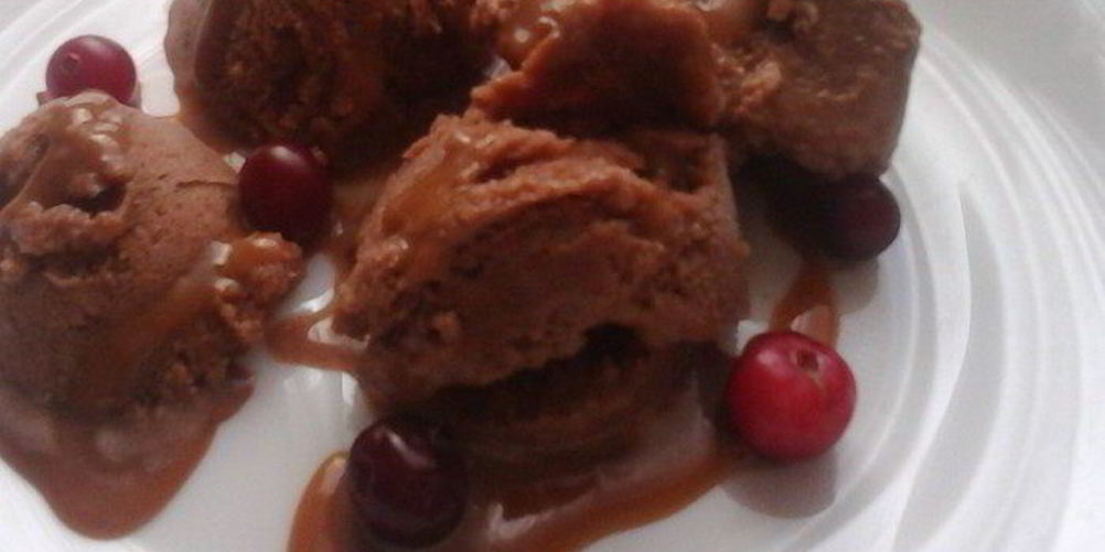 Рецепт шоколадное мороженое с карамельным соусом