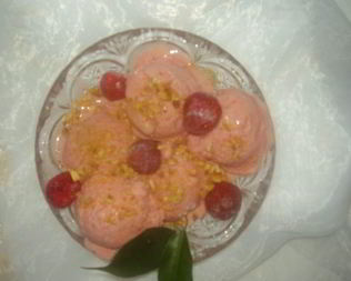 Сливочно-клубничное мороженое