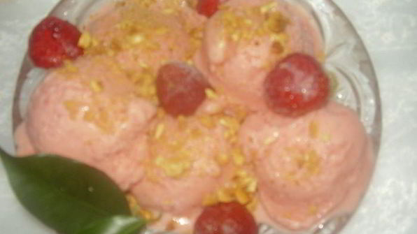 сливочно-клубничное мороженое