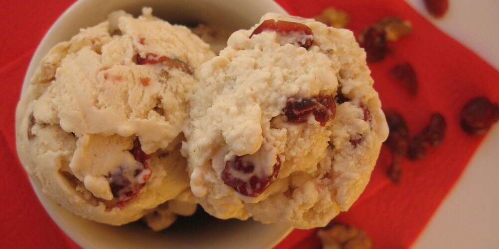 Рецепт сливочное мороженое с вяленой клюквой и грецким орехом