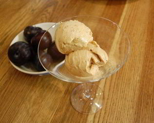 Сметанное мороженое с курагой