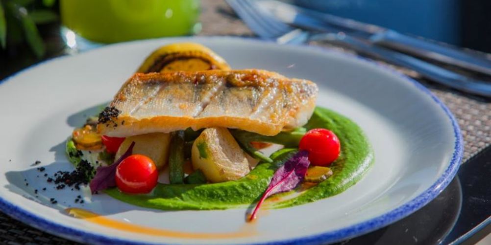 Рецепт филе судака с муссом из зеленого горошка и сезонными овощами