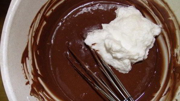 шоколадный мусс с нежным сливочным кремом и абрикосовым желе