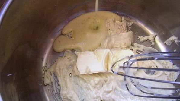 шоколадный мусс с нежным сливочным кремом и абрикосовым желе