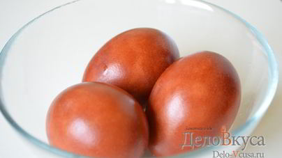 Красим пасхальные яйца в цвет охра в луковой шелухе