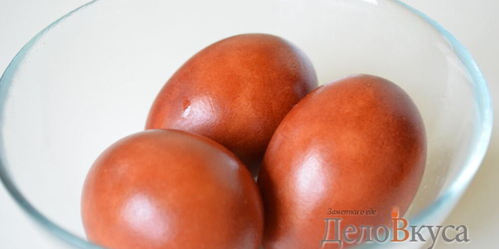 Рецепт красим пасхальные яйца в цвет охра в луковой шелухе