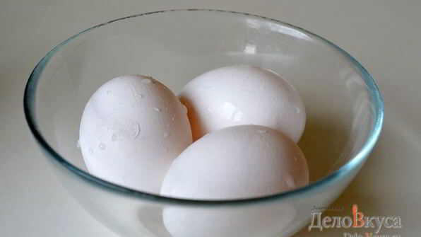 красим пасхальные яйца в цвет охра в луковой шелухе