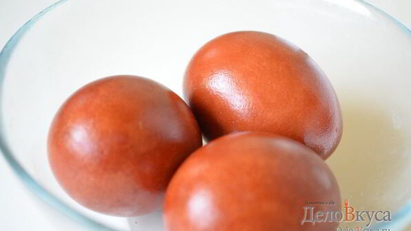 красим пасхальные яйца в цвет охра в луковой шелухе