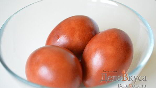 красим пасхальные яйца в цвет охра в луковой шелухе