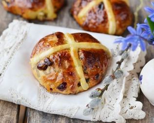 Крестовые пасхальные булочки с изюмом