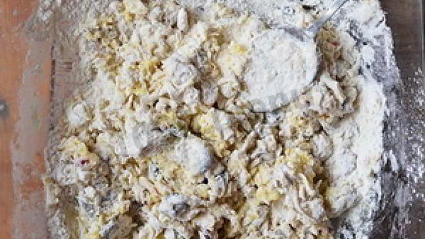 крестовые пасхальные булочки с изюмом