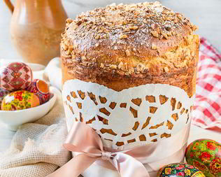 Пасхальный кулич с орехами