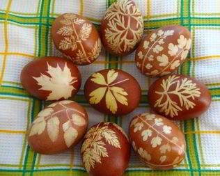 Пасхальные крашеные яйца