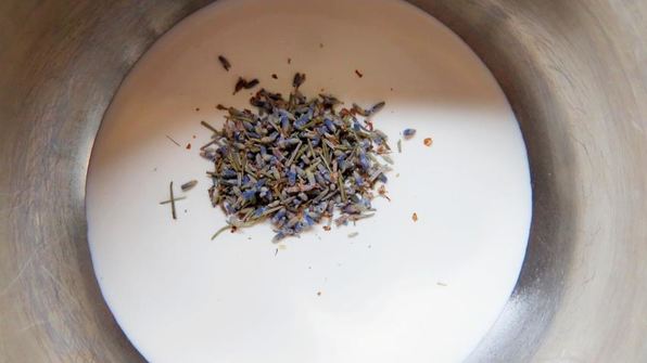 тыквенный кулич с лавандовой сливочной глазурью