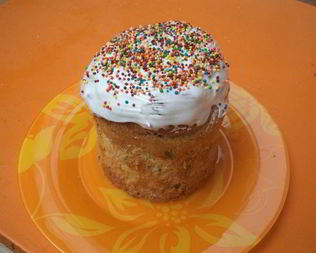 Заварной кулич с вяленой вишней