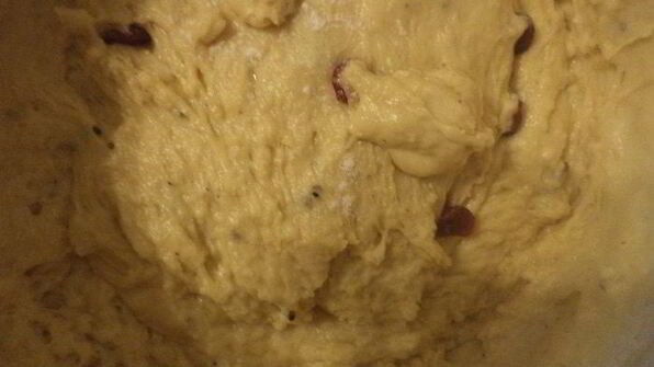 заварной кулич с вяленой вишней