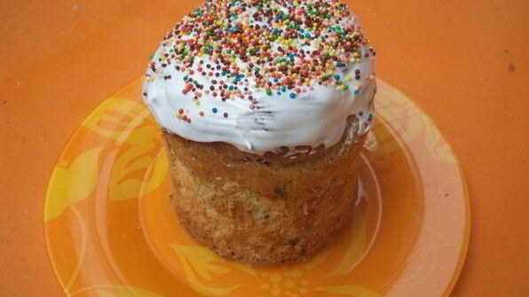 заварной кулич с вяленой вишней