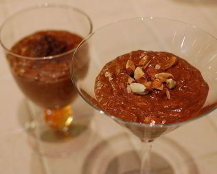 Шоколадный десерт с черносливом