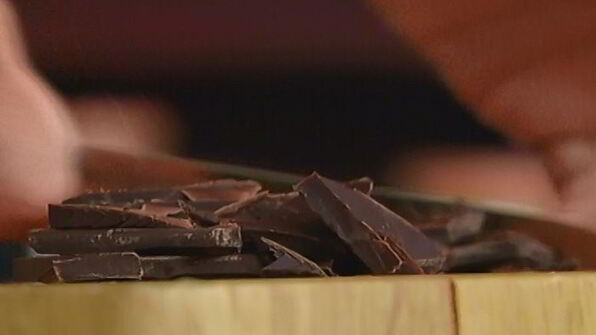 шоколадный десерт с черносливом