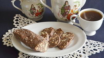 Сладкая колбаска из печенья и какао