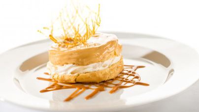 Сливочный десерт с карамелью