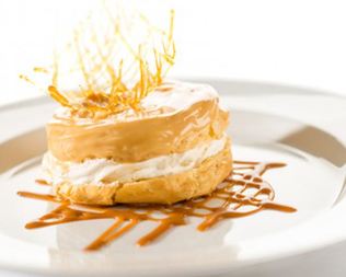 Сливочный десерт с карамелью
