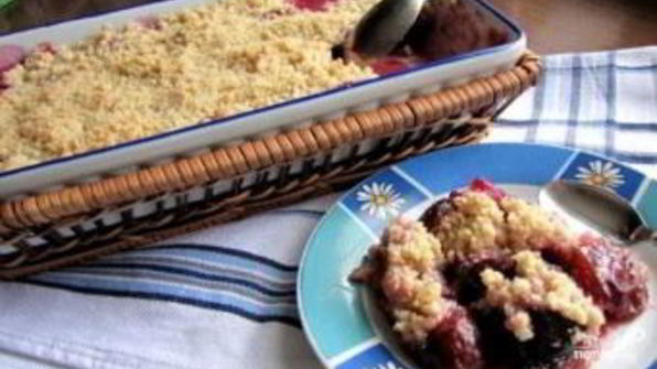 сливовый крамбл