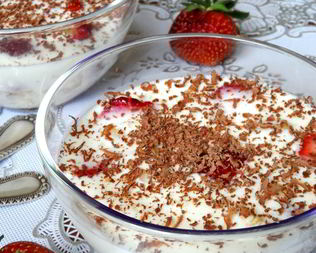 Сметанное желе с бананом и клубникой