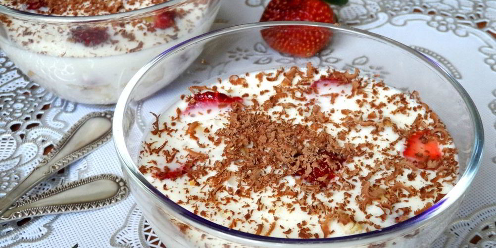 Рецепт сметанное желе с бананом и клубникой