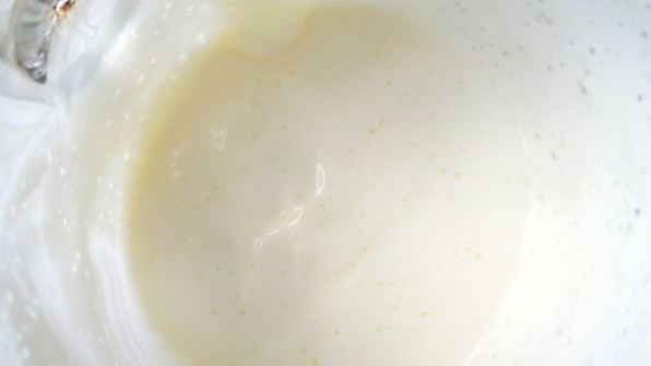 сметанное желе с бананом и клубникой