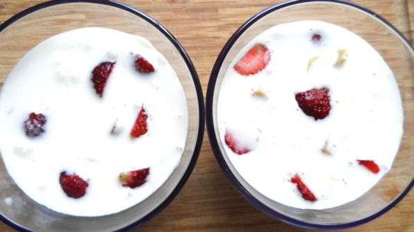 сметанное желе с бананом и клубникой