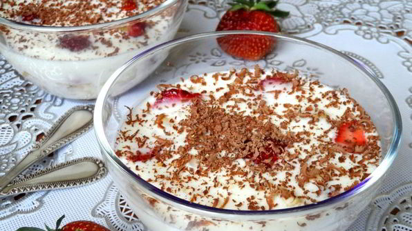 сметанное желе с бананом и клубникой