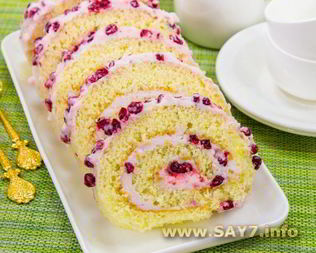 Бисквитный рулет с брусничным суфле